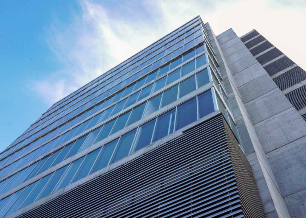 louvers puertas y ventanas para estacionamientos en torres verticales, oficinas o residencia