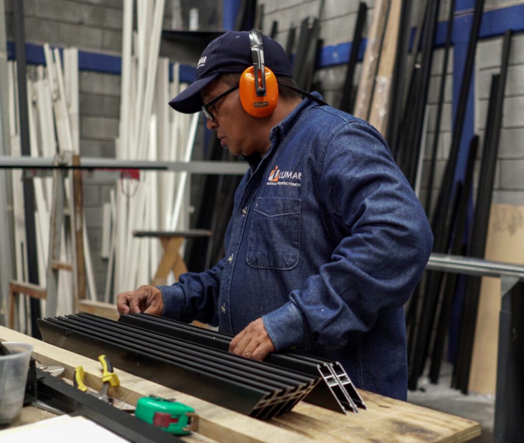 producción Perfiles de Ventanas de aluminio entintado